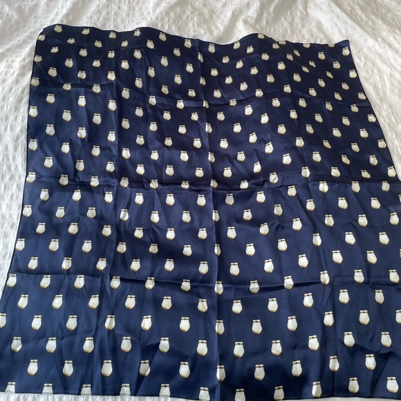 ⚡️Sold⚡️ 100% Silk Scarf / Navy / B Yellowtail USA designed - Picture 4 of 8